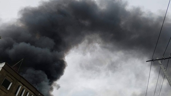 Nhà xưởng hàng trăm m2 cháy ngùn ngụt giữa trưa ở Sài Gòn