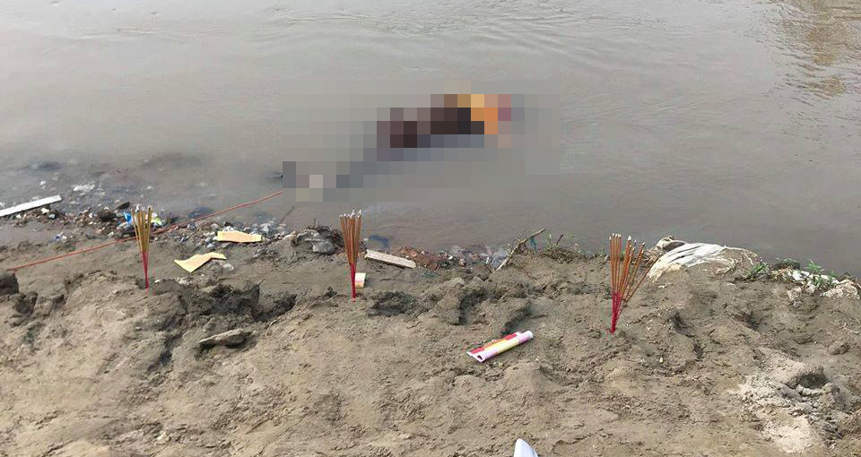 Tìm thấy thi thể thầy cúng sau 2 ngày mất tích trên sông Hồng