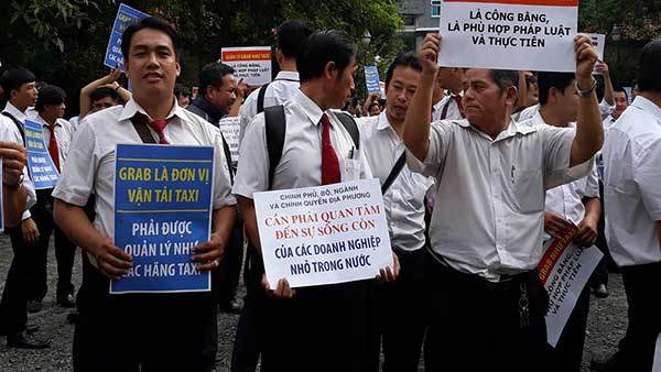 Hàng trăm tài xế Vinasun kéo tới tòa vụ kiện Grab