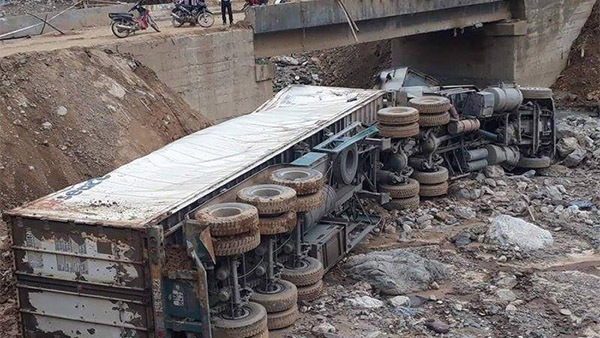 Xe container húc bay thành cầu, vỡ vụn dưới suối