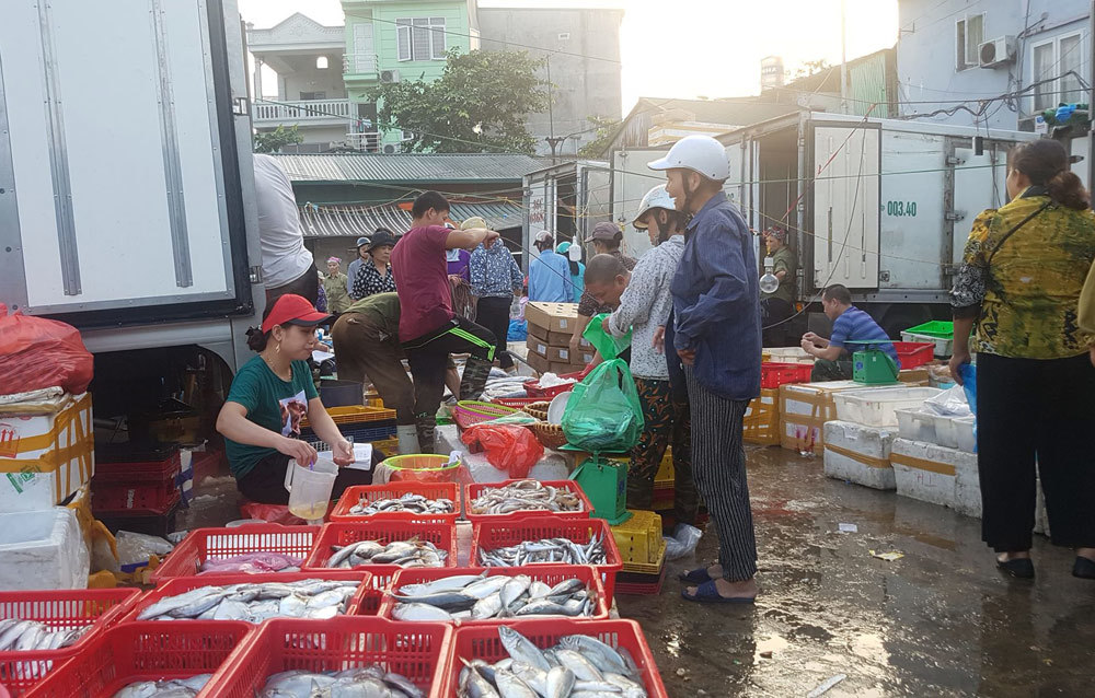 Vụ bảo kê ở chợ Long Biên: Tận thu cả mặt bể nước cứu hỏa