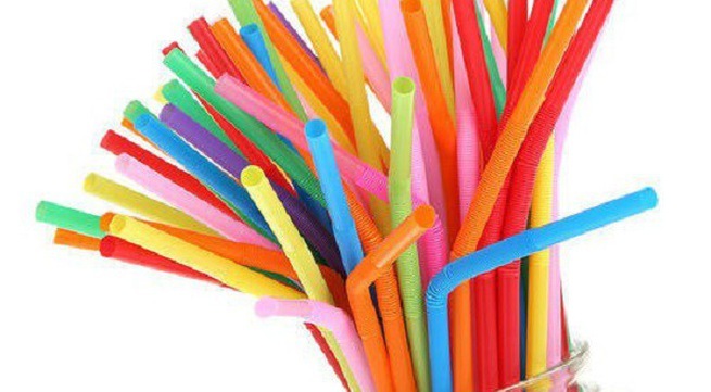 Ống hút nhựa nguy hiểm ra sao mà nhiều nơi phải cấm dùng?