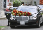 Doanh nhân John Tuấn Nguyễn lái xe sang Bentley 10 tỷ đón Lan Khuê