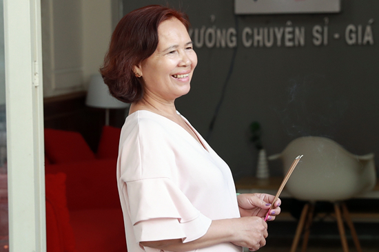 Mẹ Nhã Phương tranh thủ thắp nhang cầu mọi việc diễn ra suôn sẻ.