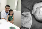 Gặp lại em bé Việt nhỏ tuổi nhất được ghép da đầu khiến bác sĩ sững sờ