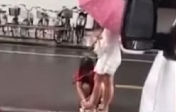 Thiếu nữ gây tranh cãi vì giơ chân cho mẹ lau