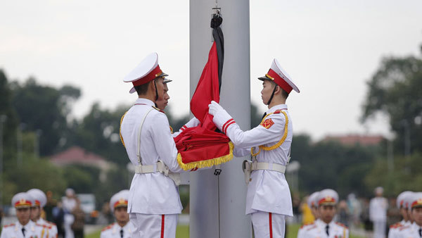 Treo cờ rủ Quốc tang Chủ tịch nước tại quảng trường Ba Đình