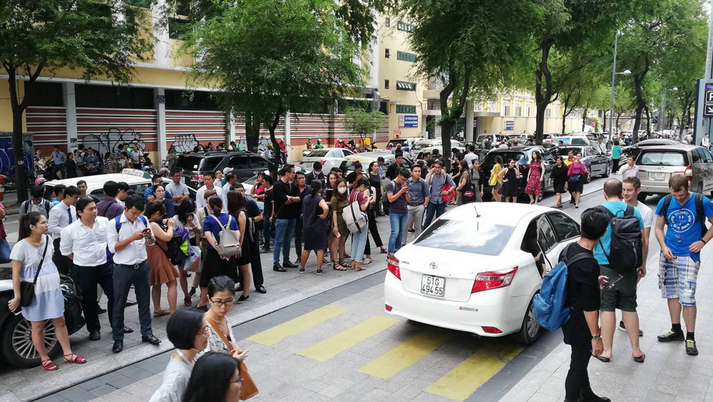 Người dân tháo chạy khỏi trung tâm thương mại ở Sài Gòn vì lý do không ngờ