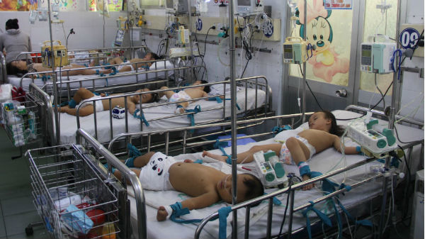 Xót xa cảnh trẻ nằm la liệt, chân tay bị cột chặt vì tay chân miệng