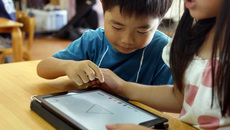 Những trường mầm non Nhật Bản cho trẻ hạ bút màu, cầm iPad