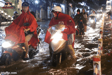 Sài Gòn ngập kinh hoàng, giao thông tê liệt sau cơn mưa lớn cuối ngày