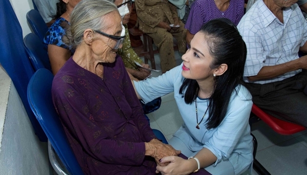 Việt Trinh giúp 120 người nghèo mổ mắt