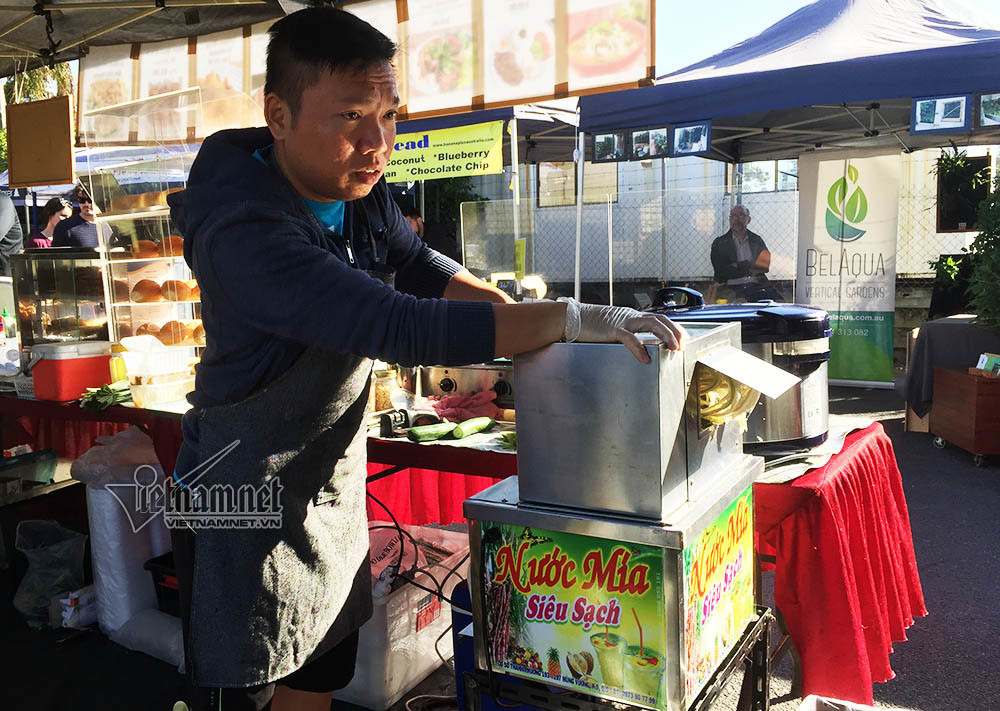 Kỹ sư người Việt bán xôi, nước mía mưu sinh ở Úc