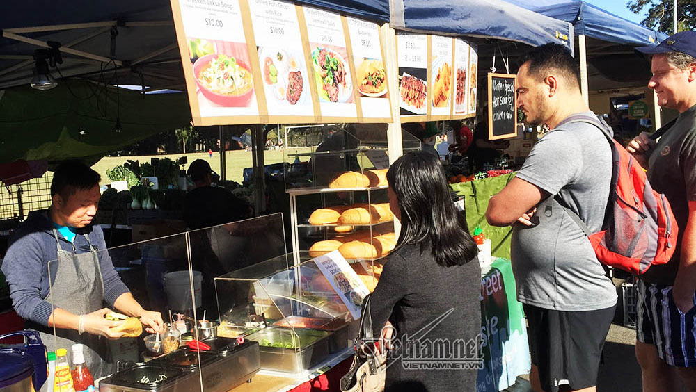 Kỹ sư người Việt bán xôi, nước mía mưu sinh ở Úc