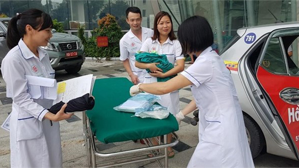Sản phụ ở Hà Nội đẻ rơi con trai gần 3kg trên đường đến viện
