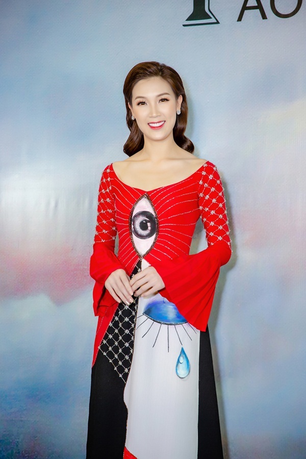 Huyền My tái xuất sàn catwalk, mặc áo dài trăm triệu làm vedette Huyền My tái xuất sàn catwalk, mặc áo dài trăm triệu làm vedette