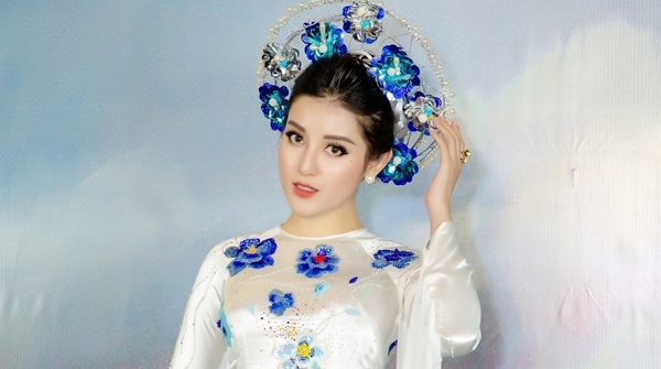 Huyền My tái xuất sàn catwalk, mặc áo dài trăm triệu làm vedette