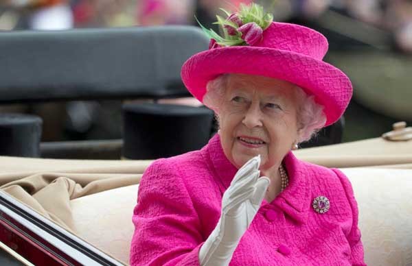 Công chúa Anh tiết lộ 'cỗ máy vẫy tay' của nữ hoàng