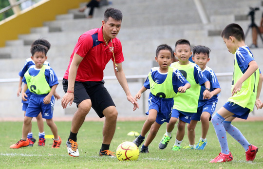 Công Vinh lại “lấn sân” sang bóng đá học đường