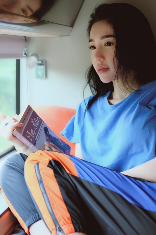 Ngọc Trinh khóc trước căn phòng ngập màu hồng do bạn trai tặng