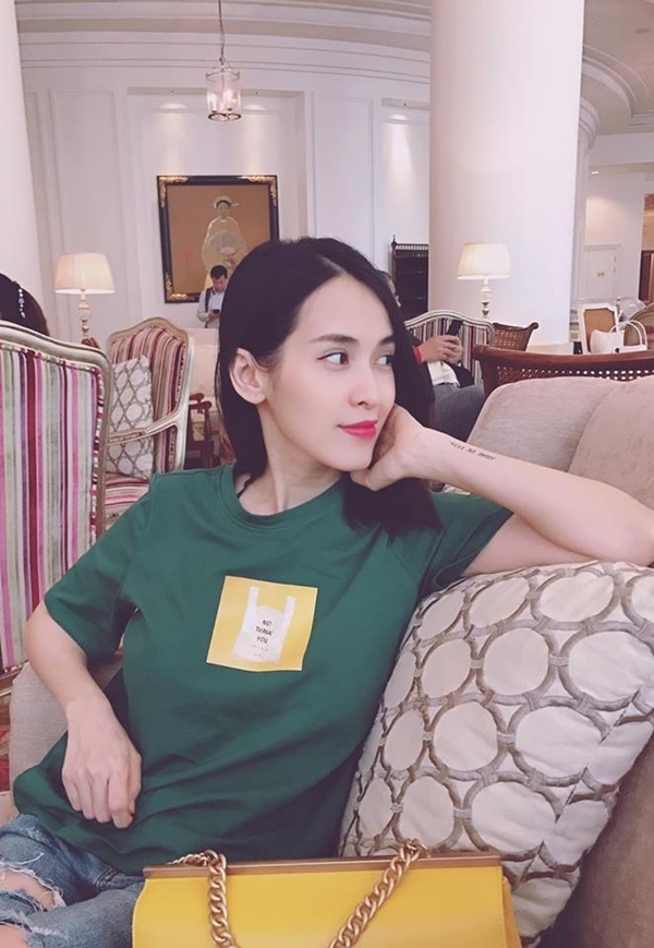 Ngọc Trinh khóc trước căn phòng ngập màu hồng do bạn trai tặng