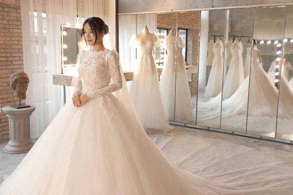 Ngọc Trinh khóc trước căn phòng ngập màu hồng do bạn trai tặng