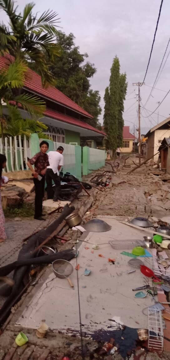 Sóng thần 'hủy diệt' thành phố biển Indonesia, nghìn người thương vong