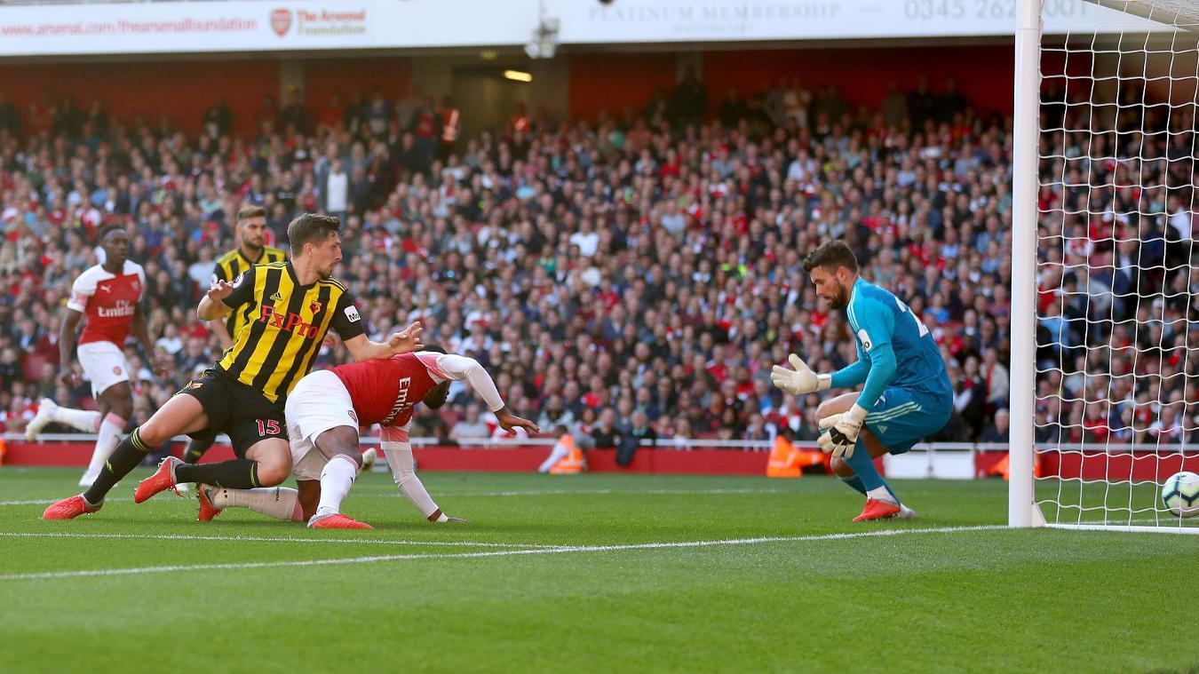 Ozil lóe sáng, Arsenal thắng nhọc Watford