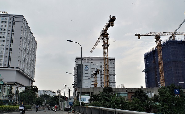 Cần cẩu vươn dài ra đường, 'thần chết' lơ lửng trên đầu người Sài Gòn