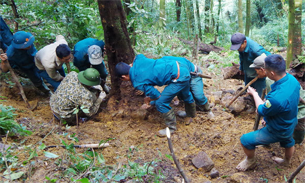 10 giờ băng rừng tìm kiếm hài cốt 2 phi công trên núi Tam Đảo