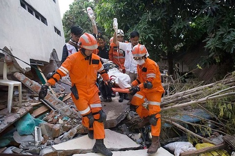 Indonesia đào mộ dài 100m để an táng các nạn nhân sóng thần