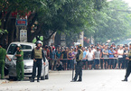Cảnh sát vũ trang bao vây người đàn ông cố thủ trong nhà