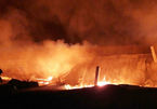 Cháy rực trời xưởng gỗ ở Bình Dương