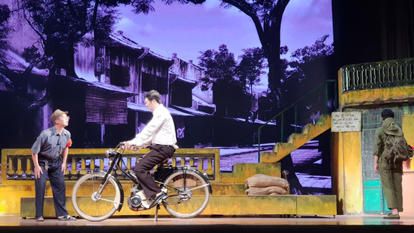 'Ngôi nhà trong thành phố': Hà Nội nổ súng, nhưng Hà Nội vẫn nở hoa