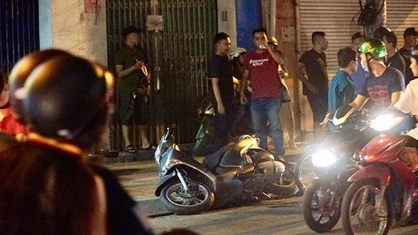 Nhóm quái xế cướp 100 triệu, đâm cặp vợ chồng suýt chết trên phố