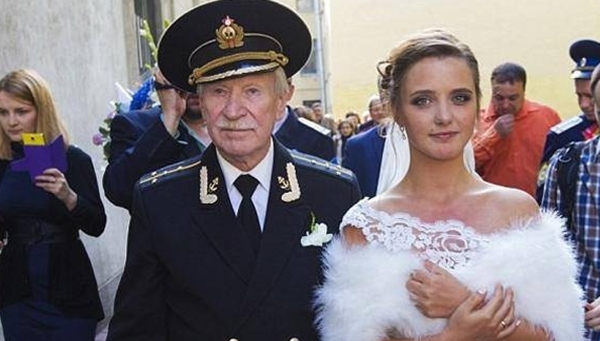 Tài tử 88 tuổi đòi cưới bồ kém 60 tuổi vì vợ 9X từ chối sex