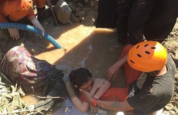 Nhân viên cứu hộ đau lòng nhìn người nhà chết trong bùn