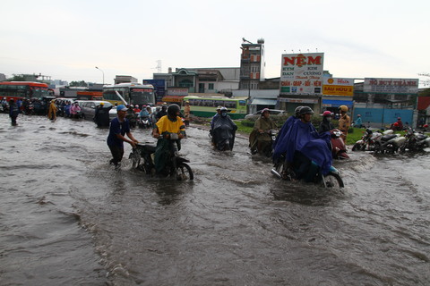 Cửa ngõ phía tây Sài Gòn lại tê liệt vì ngập nước, kẹt xe