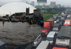 Cửa ngõ phía tây Sài Gòn lại tê liệt vì ngập nước, kẹt xe