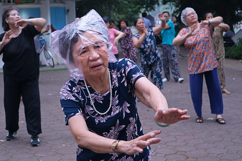 Hà Nội là một thành phố năng động và vô cùng hài hước. Với những hình ảnh cười ra nước mắt về cuộc sống đời thường hay những trò đùa đầy sáng tạo, bạn sẽ khám phá một góc nhìn mới mẻ và thú vị về thủ đô nghìn năm văn hiến.