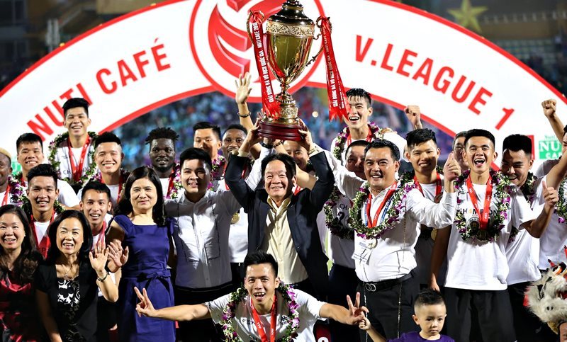 Bầu Hiển cùng cầu thủ Hà Nội tưng bừng nâng cúp vô địch V-League