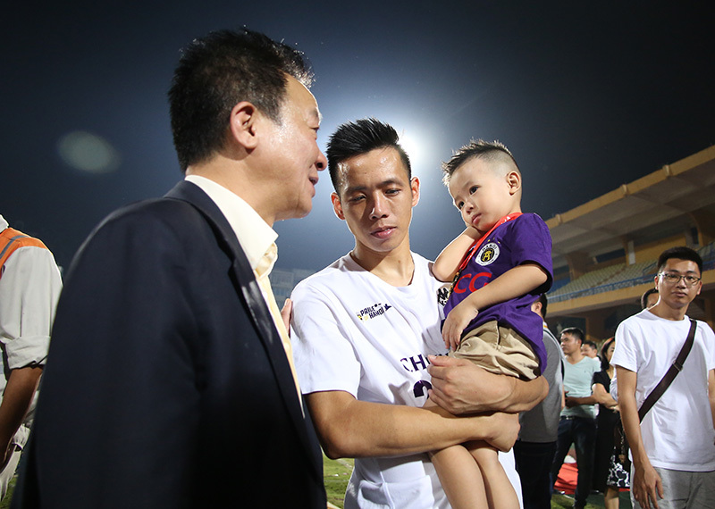 Ẵm 4 cúp V-League, bầu Hiển, Văn Quyết, Thành Lương nói gì?