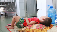 Giường là hành lang, mâm cơm nền nhà, thắt ruột nghe cháu rên la