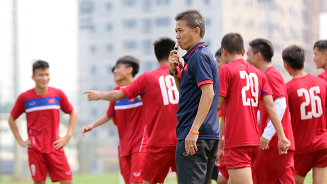 HLV Hoàng Anh Tuấn mang 26 cầu thủ U19 Việt Nam sang Indonesia