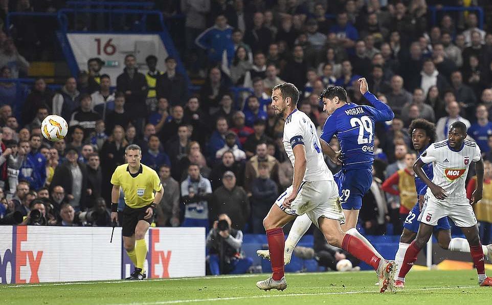 Morata giải cứu Chelsea, Arsenal thắng