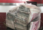 Người quét rác trả lại 22.000 USD nhặt được, từ chối nhận thưởng 1 năm tiền lương