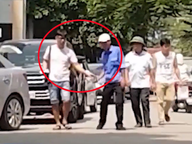 Hàng loạt bãi xe không phép chăng dây, thu phí khắp Hà Nội