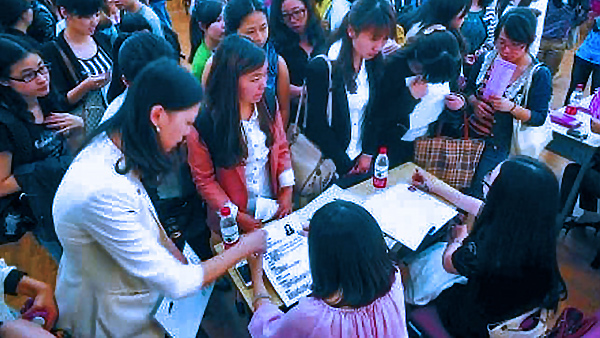 Bố đốt giấy nhập học của con gái và sự thật rơi nước mắt sau 20 năm