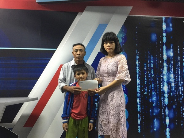 Trao hơn 21 triệu đồng cho bé Nguyễn Việt Anh bị ung thư máu