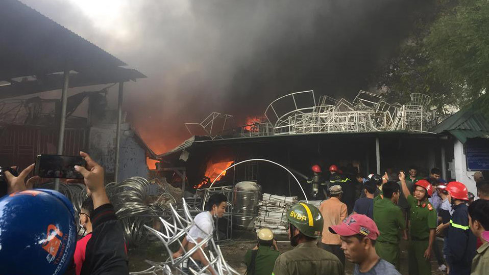 Cháy ngùn ngụt phân xưởng đan, dân nháo nhào ôm tài sản tháo chạy